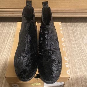 TOMS velvet black bootie